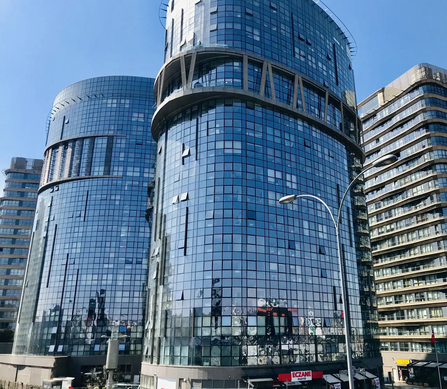 Ataköy Towers’ın cam cepheli kuleleri