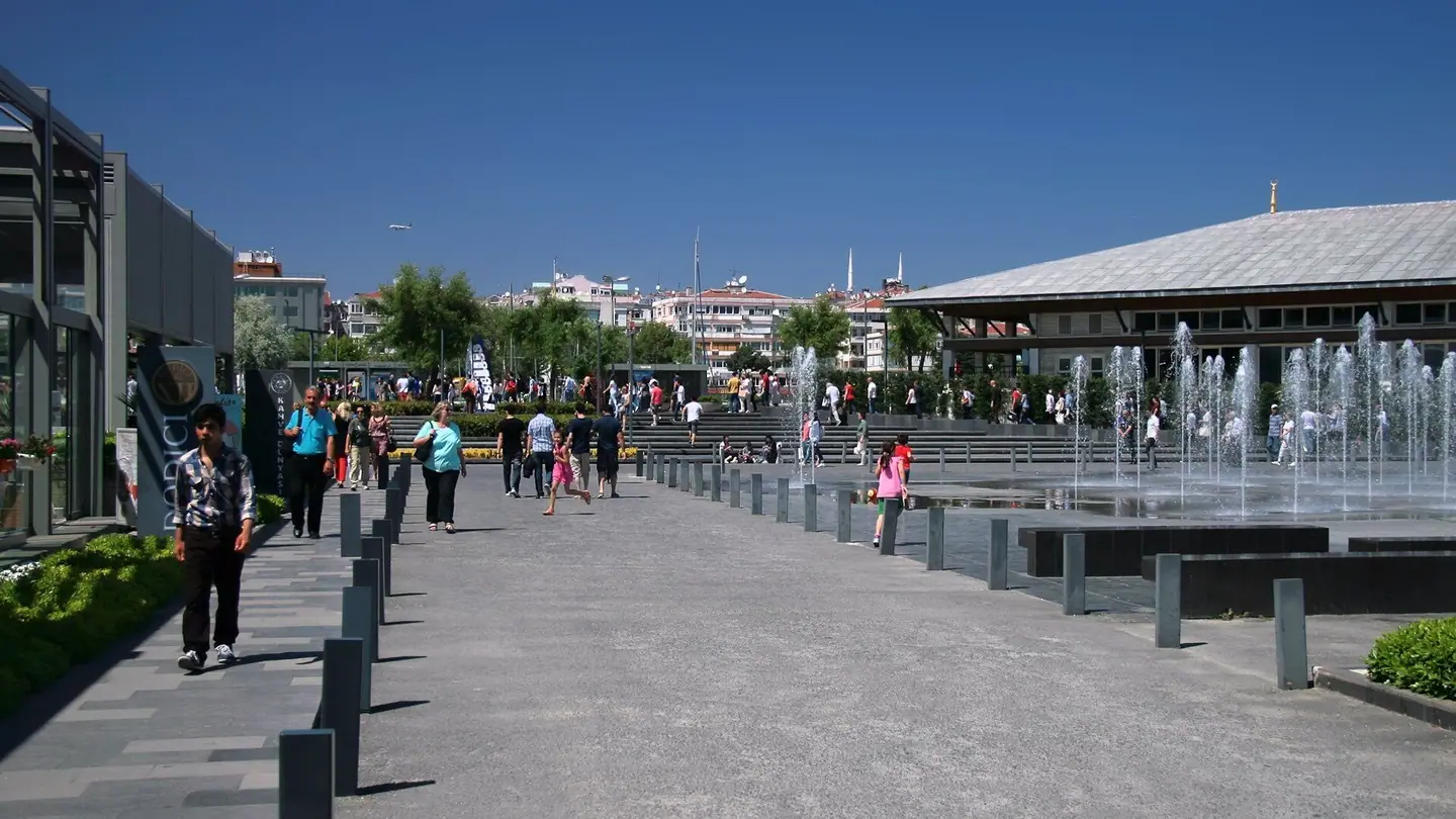 Masa üzerinde açık bir ajanda, takvim notları ve telefon ile tedavi randevularının planlandığı sakin, düzenli bir çalışma ortamı