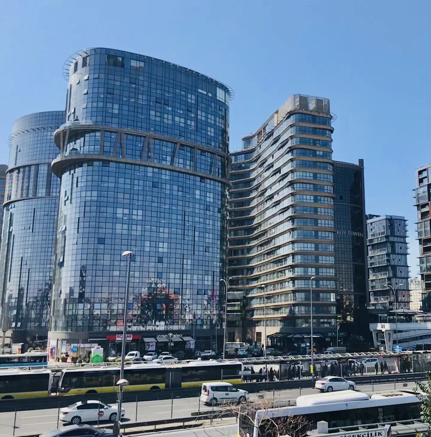 E-5 yan yol üzerinden Ataköy Towers ve çevresi