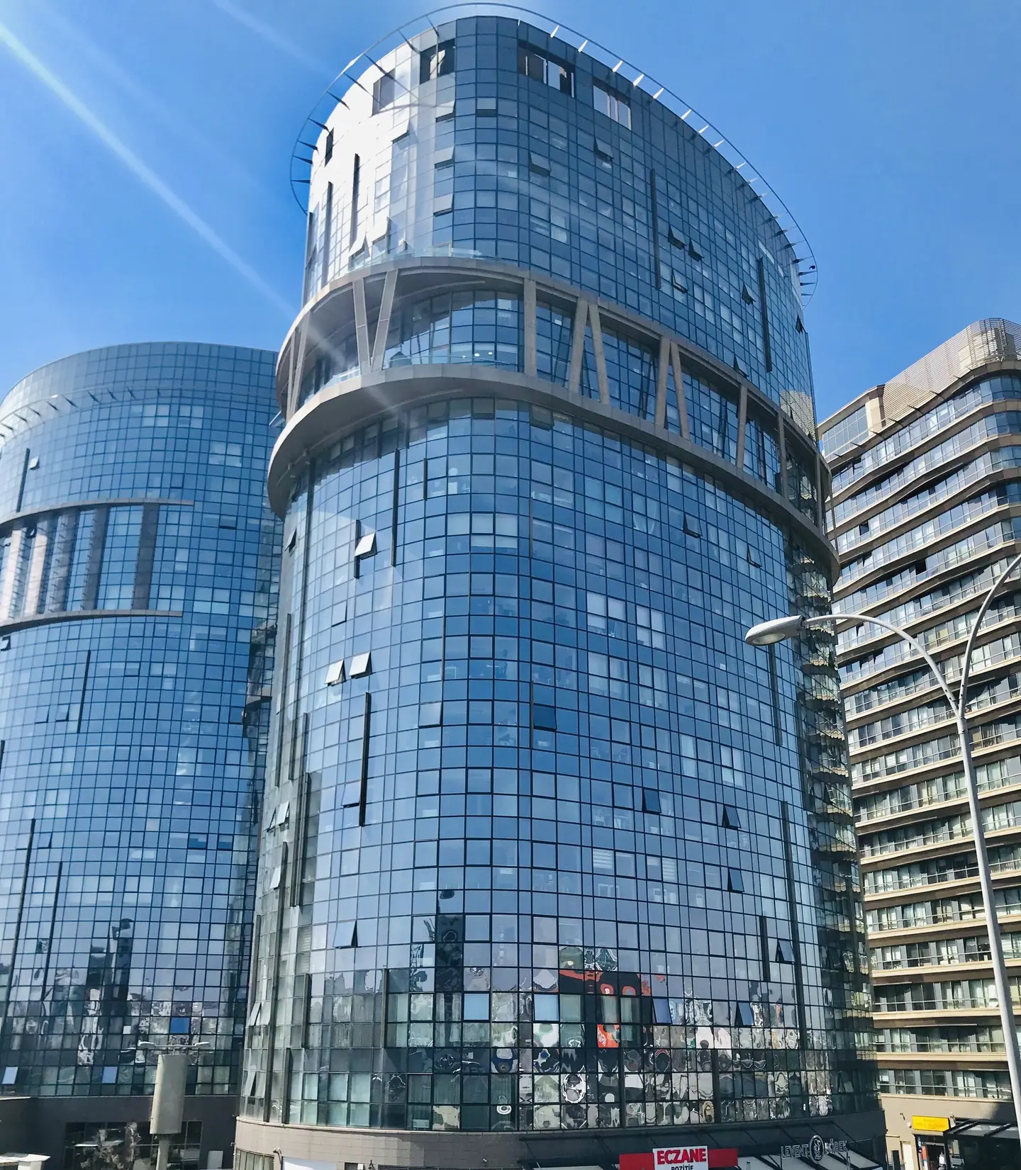 Ataköy Towers’ın cam cepheli kulesine aşağıdan bakış