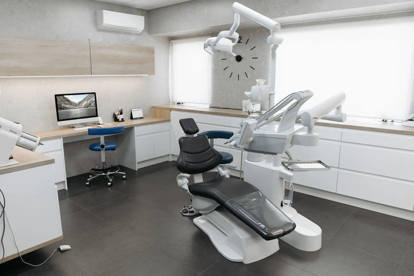 Ataköy Towers Dental’in aydınlık ve sade tedavi odası