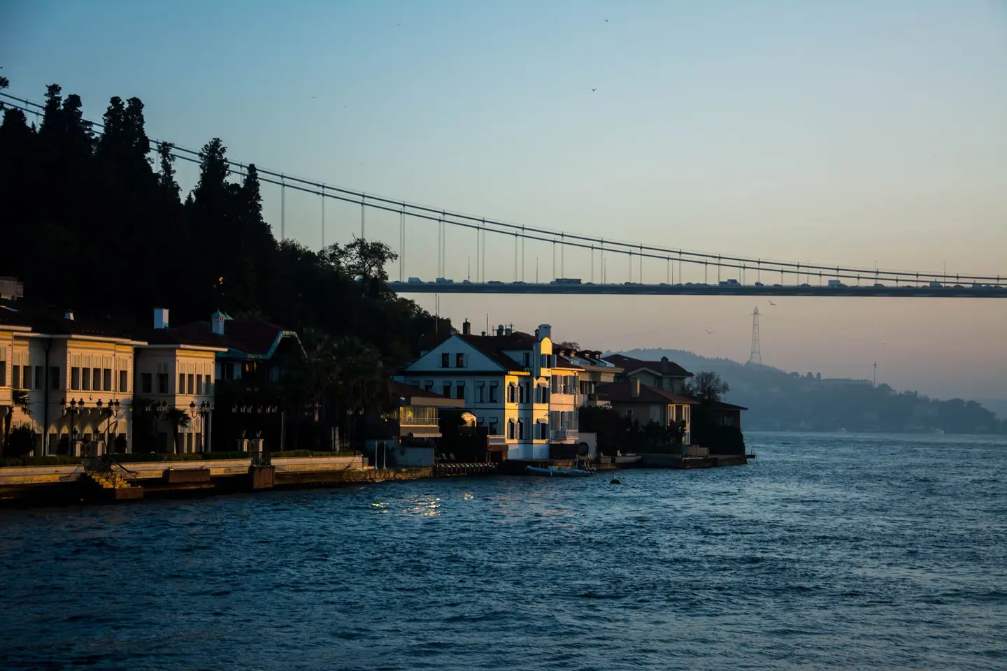 Alacakaranlıkta Boğaz Köprüsü ve İstanbul kıyısı